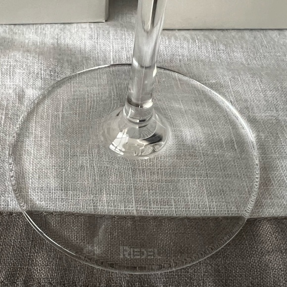 NEW RIEDEL CRYSTAL WINE GLASS. - Picture 3 of 3